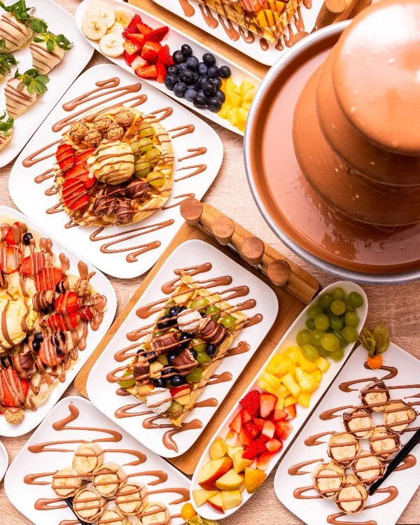 Waffeln mit frischem Obst und Schokoladenbrunnen im Dessert Café Schöne & das Biest Berlin