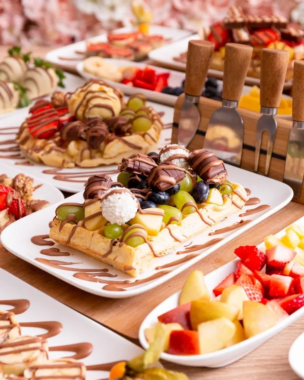 Waffel mit Weintrauben, Schokolade und süßen Toppings bei Schöne & das Biest Berlin