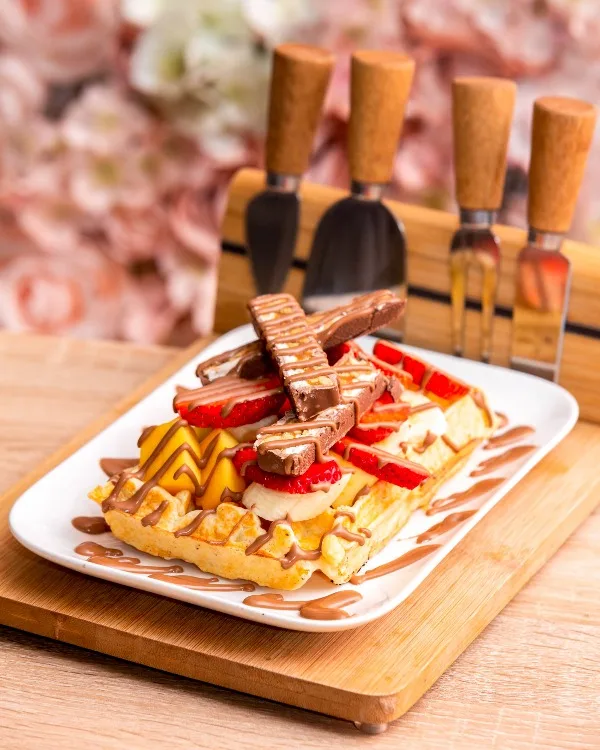 Belgische Waffel mit Erdbeeren und Schokolade bei Schöne & das Biest Berlin